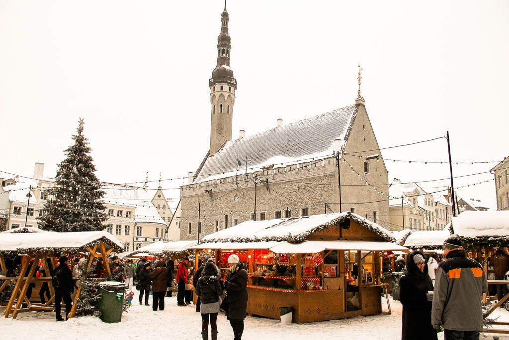 A Prefeitura de Tallinn é uma magnífica construção gótica que remonta a 1404, com uma fachada cuidadosamente decorada, um elegante telhado em estilo piramidal e uma imponente torre. Considerada a joia da coroa da Cidade Velha, é onde muitos eventos cívicos importantes ocorreram ao longo dos séculos. O espaço é frequentemente utilizado para concertos e eventos culturais. Não deixe de explorar a praça adjacente, que frequentemente abriga mercados e festivais locais.
