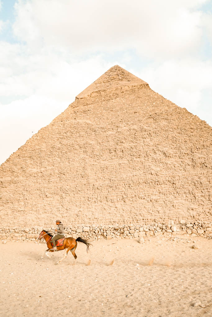 A surreal Pirâmide de Quéfren