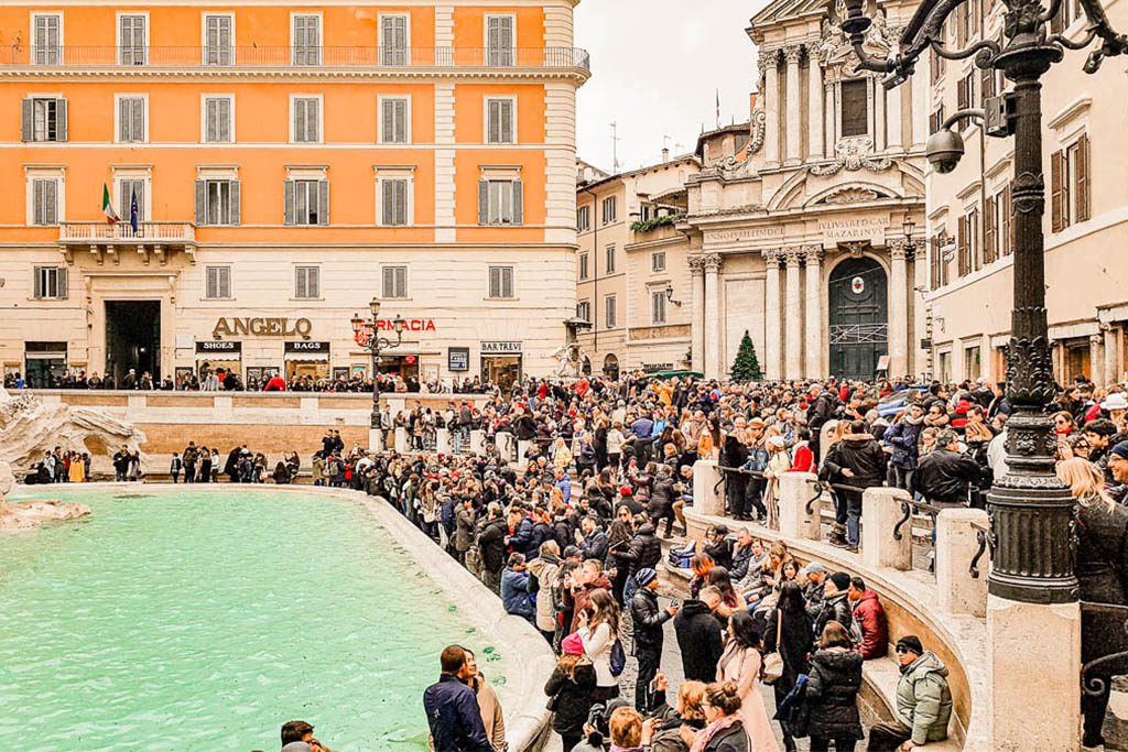 Multidão na Fontana di Trevi, Roma, Itália